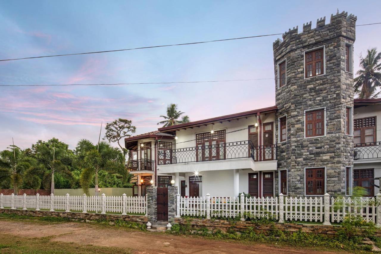 Castle Colombo Hotel Piliyandala Exterior photo